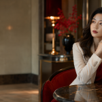 甜心怎麼分辨真有能力的糖爹：優雅女性在咖啡廳冷靜觀察對方，象徵看穿假闊綽、認出真糖爹的判斷